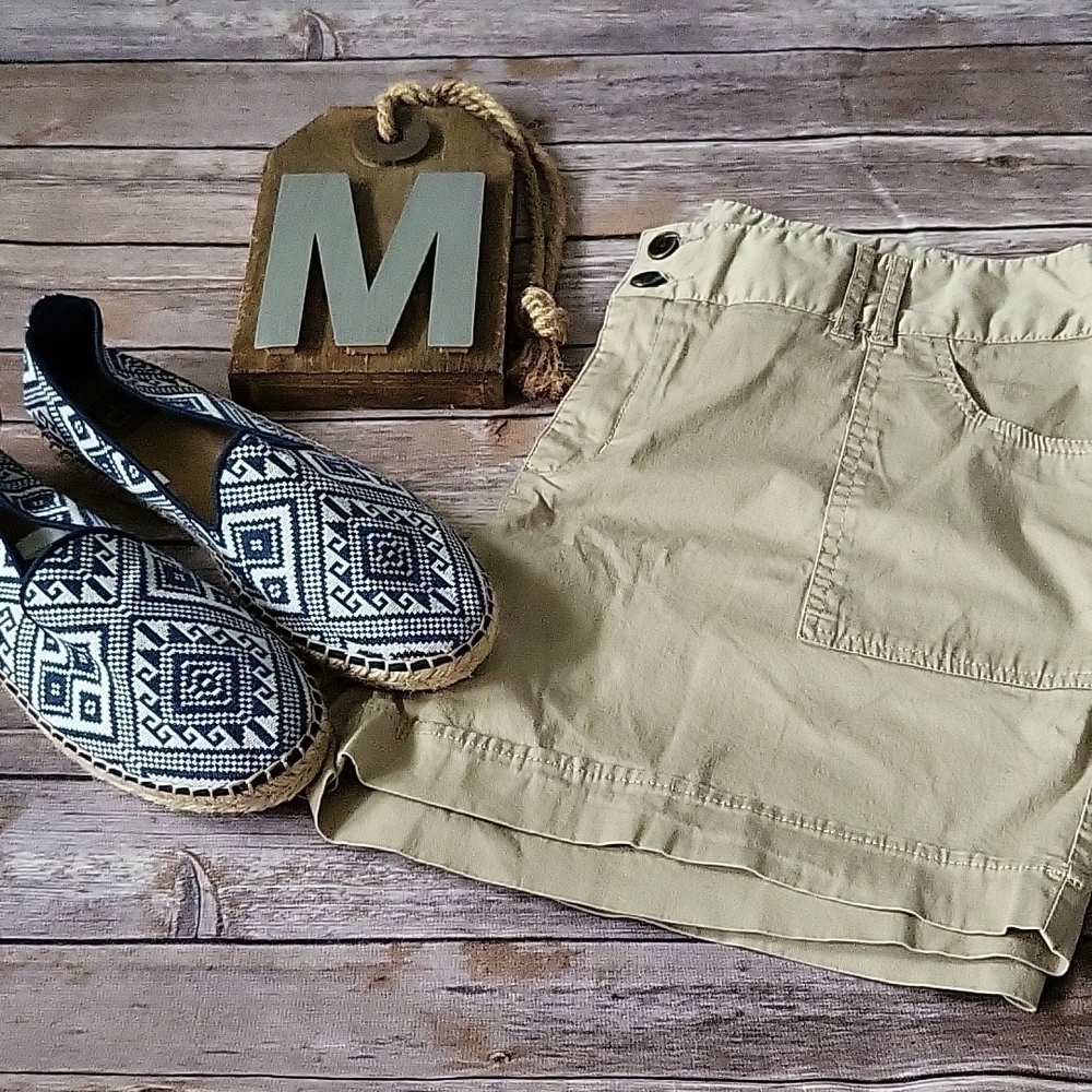 *PRICE DROP*
Cato khaki shorts with 4.5" inseam